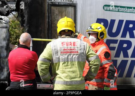 Commandant d'incident du service d'incendie sur la scène d'un véhicule commercial Incendie de camion Royaume-Uni Banque D'Images