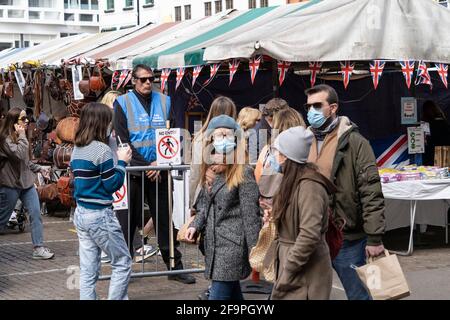 City Center Steward surveille un système à sens unique dans le centre-ville de Cambridge. Cambridge, Royaume-Uni, 18.04.21 Banque D'Images