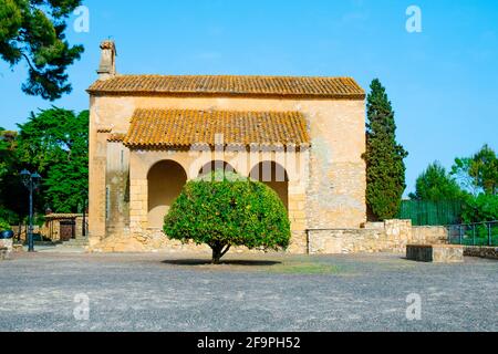 Vue sur le petit sanctuaire de notre-Dame de Bera, dédié à la Vierge Marie, à Roda de Bera, en Espagne, construit au XVIIIe siècle Banque D'Images