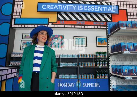 Londres, Royaume-Uni, 20 avril 2021 : le designer Camille Walala dans la boutique pop-up du Design Museum qui a été converti en un supermarché artistique avec le message "la créativité est essentielle". Pour 5 jours seulement à partir du 21 avril, les clients peuvent acheter des produits essentiels tels que le thé, les pâtes, le rouleau de papier toilette et le gin Bombay Sapphire avec un emballage spécial conçu par différents artistes. Rachel Royse/Alamy Live News Banque D'Images