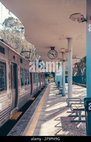 prenez le train de sintra à lisbonne avec montre Banque D'Images