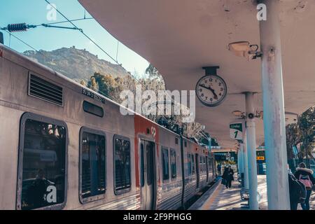 prenez le train de sintra à lisbonne avec montre Banque D'Images