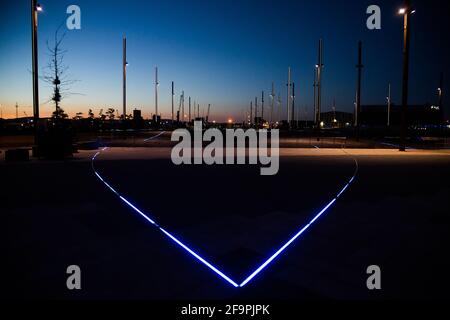 14.07.2019, Belfast, Irlande du Nord, Royaume-Uni - Titanic Quarter: Les mâts et les éléments lumineux intégrés dans la marque de sol le Titanic Slip, Banque D'Images