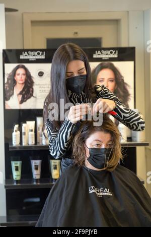 02.03.2021, Brême, Brême, Allemagne - ouverture de salons de coiffure après la 2e vague corona, coiffeur au travail. 00A210302D196CAROEX.JPG [RÉF. DU MODÈLE Banque D'Images