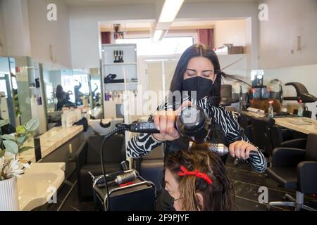 02.03.2021, Brême, Brême, Allemagne - ouverture de salons de coiffure après la 2ème vague corona, coiffeur de séchage de soufflage. 00A210302D181CAROEX.JPG [MODE Banque D'Images