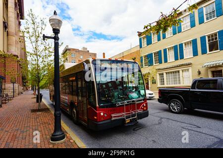 Lancaster, PA, États-Unis – le 18 avril 2021 : un bus de transport en commun dans le centre-ville affiche un panneau « No Mask, No Ride ». Banque D'Images