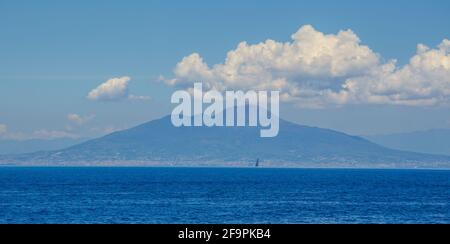La vue sur le grand Vésuve, le stratovolcan dans le golfe de Naples, Italie Banque D'Images