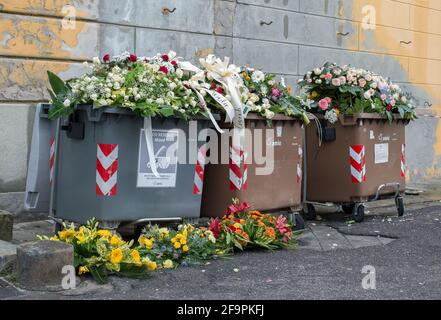 15.10.2020, Gênes, , Italie - décorations de fleurs de funérailles et de sépultures sur et devant des conteneurs de déchets. 0CE201015D004CAROEX.JPG [VERSION DU MODÈLE : Banque D'Images