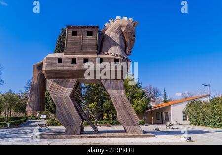 Troia, Turquie - 2 mars 2021 - le cheval de Troie factice à l'entrée du site historique de la ville antique de Troie, près de Canakkale Banque D'Images