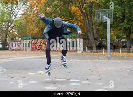 22.10.2020, Berlin, Berlin, Allemagne - Mitte - UN jeune homme de skateboard sur Leopoldplatz à Berlin-Wedding. 0CE201022D008CAROEX.JPG [VERSION DU MODÈLE : NON, Banque D'Images