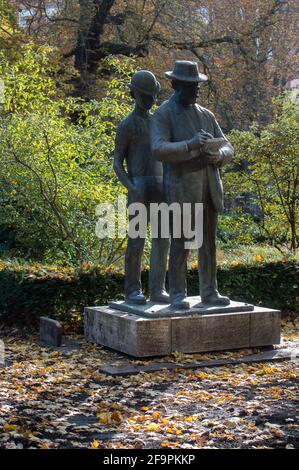 25.10.2020, Berlin, Berlin, Allemagne - Centre - statue en bronze du dessinateur Heinrich Zille dans le parc Koellnischer, conçue en 1964/1965 par le sculpter Banque D'Images