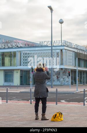 29.11.2020, Berlin, Berlin, Allemagne - Mitte - passants en photographiant le café Moskau dans Karl-Marx-Allee. 0CE201129D001CAROEX.JPG [VERSION DU MODÈLE : NON, Banque D'Images