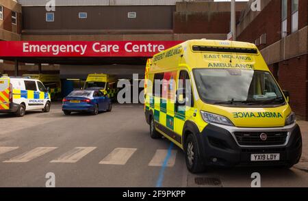 Les ambulances du NHS amènent des patients gravement malades au Centre de soins d'urgence de l'hôpital Diana Princess of Wales de Grimsby pendant la pandémie de Covid19. Banque D'Images