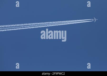 25.09.2018, Ascheberg-Herbern, Rhénanie-du-Nord-Westphalie, Allemagne - l'avion à passagers laisse des sentiers de condensation dans le ciel. 00S180925D620CAROEX.JPG [MODÈLE Banque D'Images