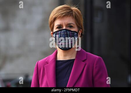 La première ministre écossaise Nicola Sturgeon, chef du Parti national écossais (SNP), porte un masque protecteur alors qu'elle fait campagne dans le sud du Queensferry pendant sa campagne pour les élections parlementaires écossaises. Date de la photo: Mardi 20 avril 2021. Banque D'Images