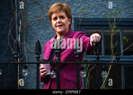 Le Premier ministre écossais Nicola Sturgeon, chef du Parti national écossais (SNP), tient une boisson chaude tout en faisant campagne pour l'élection parlementaire écossaise dans le sud du Queensferry pendant sa campagne. Date de la photo: Mardi 20 avril 2021. Banque D'Images