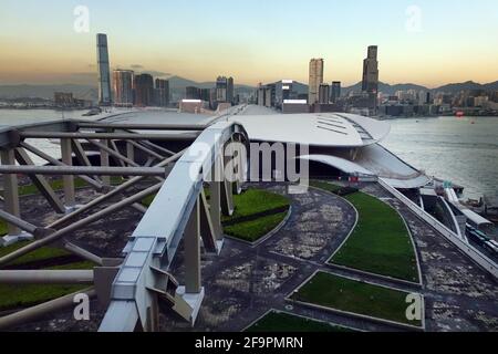 04.12.2018, Hong Kong, Hong Kong, Chine - vue du centre des congrès et des expositions de Hong Kong au quartier de Kowloon. 00S181204D581CAROEX.JPG [MODÈLE REL Banque D'Images