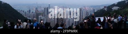 08.12.2018, Hong Kong, Hong Kong, Chine - les gens appréciant la vue de la ville de Victoria Peak. 00S181208D608CAROEX.JPG [VERSION DU MODÈLE : NON, PROPRIÉTÉ Banque D'Images