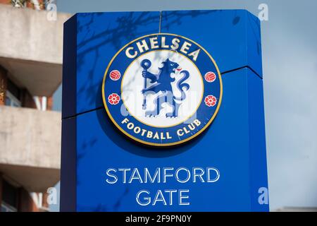 Londres, Royaume-Uni. 20 avril 2021. Un écusson de club au Stamford Bridge, stade du Chelsea FC, où une protestation a lieu sur la formation proposée d'une Super League européenne. Chelsea, Arsenal, Tottenham Hotspur, Manchester City, Manchester United et Liverpool (les six grands) se joindront à Barcelone, Real Madrid, Atletico Madrid, Juventus, AC Milan et Inter Milan en tant que membres fondateurs ainsi qu'à trois autres équipes encore annoncées. La nouvelle a été condamnée par des supporters de football, d'autres clubs, l'UEFA, la FIFA ainsi que par le gouvernement britannique. Credit: Stephen Chung / Alamy Live News Banque D'Images