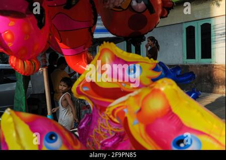 02.03.2014, Yangon, , Myanmar - scène quotidienne de rue avec des ballons colorés et des gens dans l'ancienne capitale. 0SL140302D001CAROEX.JPG [VERSION DU MODÈLE : Banque D'Images