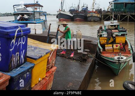 28.06.2014, Yangon, , Myanmar - les travailleurs déchargent les boîtes froides d'un bateau sur le marché traditionnel du poisson Baho San Pya. Le marché est un marché de gros dans Banque D'Images