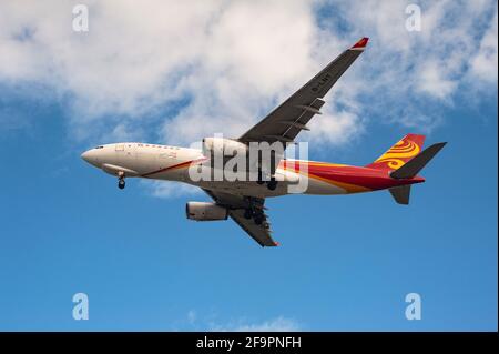 26.03.2021, Singapour, , Singapour - UN avion de transport Airbus A330-200 de Hong Kong Airlines immatriculé B-LNY sur Approach to Changi Internation Banque D'Images