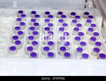 08.02.2021, Essen, Rhénanie-du-Nord-Westphalie, Allemagne - début de la vaccination dans le centre de vaccination Corona Essen, vaccin BioNTech-Pfizer, ampoules sont s Banque D'Images