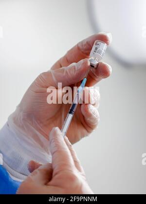 08.02.2021, Essen, Rhénanie-du-Nord-Westphalie, Allemagne - début de la vaccination au centre de vaccination de Corona à Essen, pharmacien qui élabore le vaccin syr Banque D'Images