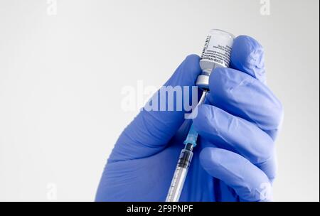 08.02.2021, Essen, Rhénanie-du-Nord-Westphalie, Allemagne - début de la vaccination au centre de vaccination de Corona à Essen, pharmacien qui élabore le vaccin syr Banque D'Images
