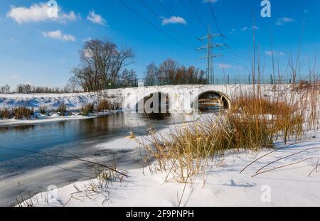 09.02.2021, Bottrop, Rhénanie-du-Nord-Westphalie, Allemagne - Paysage hivernal ensoleillé dans la région de la Ruhr, glace et neige à la Boye renaturisée, la petite rive Banque D'Images