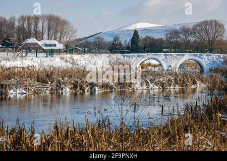 09.02.2021, Bottrop, Rhénanie-du-Nord-Westphalie, Allemagne - Paysage hivernal ensoleillé dans la région de la Ruhr, glace et neige à la Boye renaturisée, la petite rive Banque D'Images