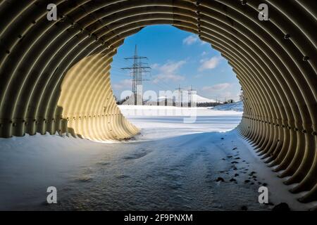 09.02.2021, Bottrop, Rhénanie-du-Nord-Westphalie, Allemagne - Paysage hivernal ensoleillé dans la région de la Ruhr, glace et neige à la Boye renaturisée, la petite rive Banque D'Images