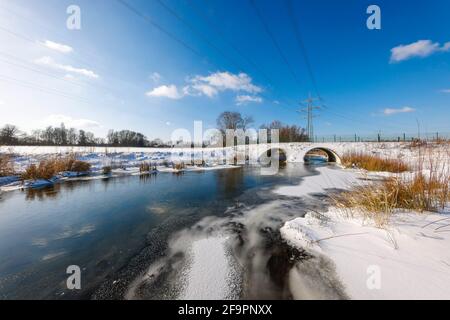 09.02.2021, Bottrop, Rhénanie-du-Nord-Westphalie, Allemagne - Paysage hivernal ensoleillé dans la région de la Ruhr, glace et neige à la Boye renaturisée, la petite rive Banque D'Images