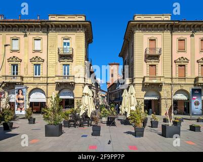 Piazza Ferrero, bâtiments et tour médiévale sous ciel bleu dans la vieille Alba, Italie. Banque D'Images