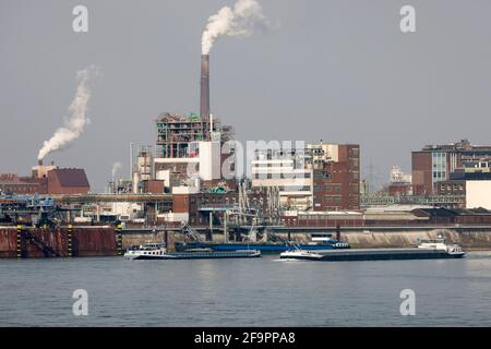 03.03.2021, Krefeld, Rhénanie-du-Nord-Westphalie, Allemagne - Freighter naviguant sur le Rhin en passant par l'usine chimique de Chempark Krefeld Uerdingen à Krefeld Banque D'Images