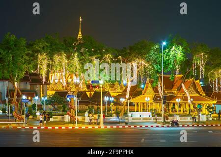 Les lumières colorées décorent les arbres du parc Mahajetsadabadin, complexe Wat Ratchanatdaram, Bangkok, Thaïlande Banque D'Images
