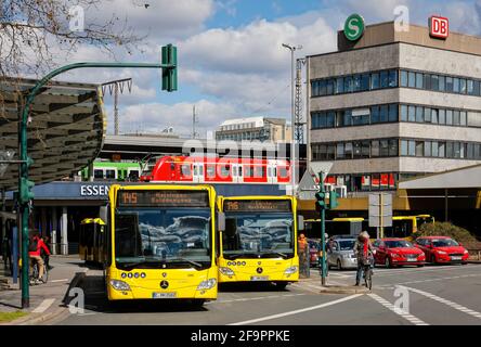 19.03.2021, Essen, Rhénanie-du-Nord-Westphalie, Allemagne - divers moyens de transport dans le centre-ville, bus, trains, vélos et voitures à Essen Banque D'Images