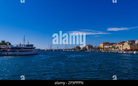 Zadar, Croatie - 11 juillet 2021 - Zadar front de mer avec bateaux et bâtiments Banque D'Images