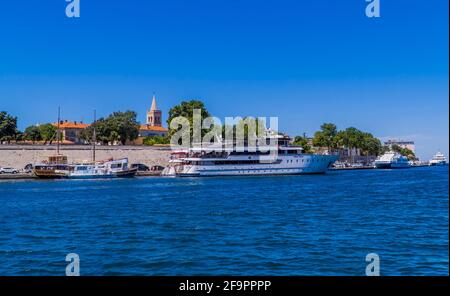 Zadar, Croatie - 11 juillet 2021 - Zadar front de mer avec bateaux et bâtiments Banque D'Images