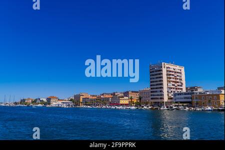 Zadar, Croatie - 11 juillet 2021 - Zadar front de mer avec bateaux et bâtiments Banque D'Images