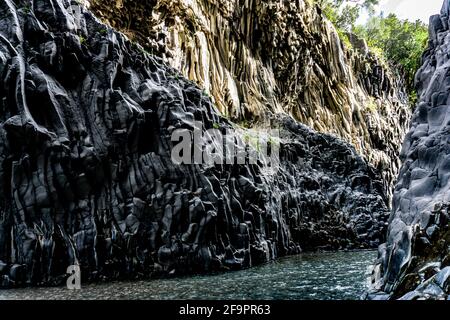 Gorge de la rivière Alcantara qui coule parmi les formations géologiques de basalte en Sicile Près du volcan Etna Banque D'Images