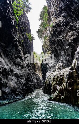 Gorge de la rivière Alcantara qui coule parmi les formations géologiques de basalte en Sicile Près du volcan Etna Banque D'Images