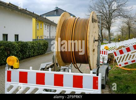 Rheinbach, Rhénanie-du-Nord-Westphalie, Allemagne - expansion Internet haut débit, chantier de pose de câble à fibre optique souterrain, tambour de câble avec fib Banque D'Images