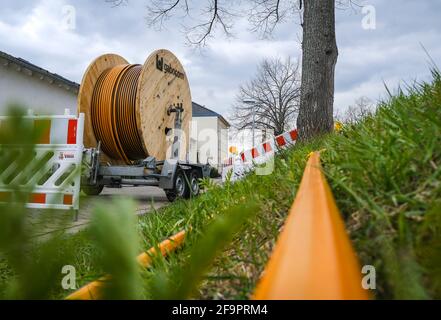 Rheinbach, Rhénanie-du-Nord-Westphalie, Allemagne - expansion Internet haut débit, chantier de pose de câble à fibre optique souterrain, tambour de câble avec fib Banque D'Images