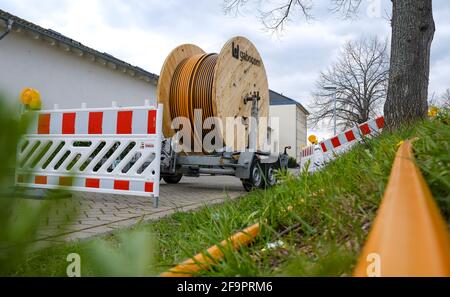 Rheinbach, Rhénanie-du-Nord-Westphalie, Allemagne - expansion Internet haut débit, chantier de pose de câble à fibre optique souterrain, tambour de câble avec fib Banque D'Images