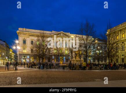 Vue nocturne du palais illuminé de la banque commerciale italienne à milan Banque D'Images