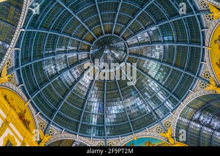 vue sur une coupole de l'un des plus anciens du monde Galeries marchandes - galerie Vittorio Emanuele II à Milan Banque D'Images