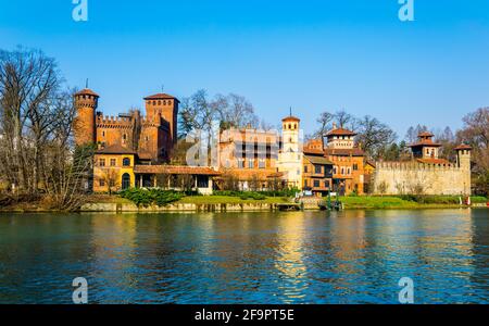 vue sur le château de borgo medievale qui a vue sur les marche à moteur en italien ville de turin Banque D'Images