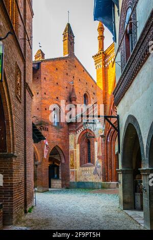 vue sur le château de borgo medievale qui a vue sur les marche à moteur en italien ville de turin Banque D'Images