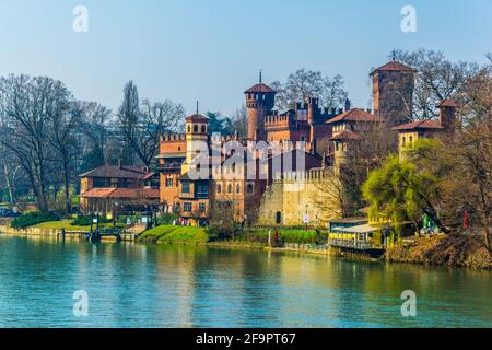 vue sur le château de borgo medievale qui a vue sur les marche à moteur en italien ville de turin Banque D'Images